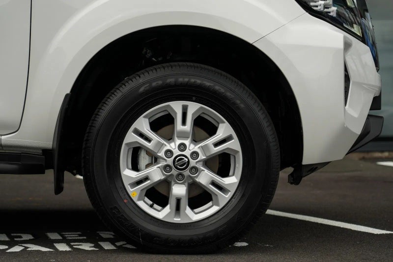 2025 Nissan Navara ST 4x4 auto image 4