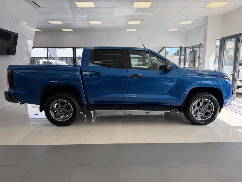 2025 Nissan Navara ST-X image 2