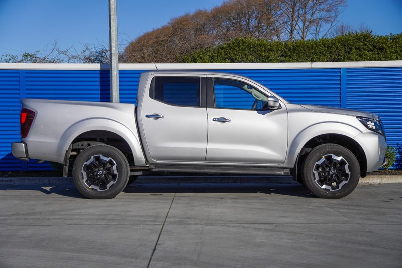 2025 Nissan Navara ST-X 4x4 auto image 3