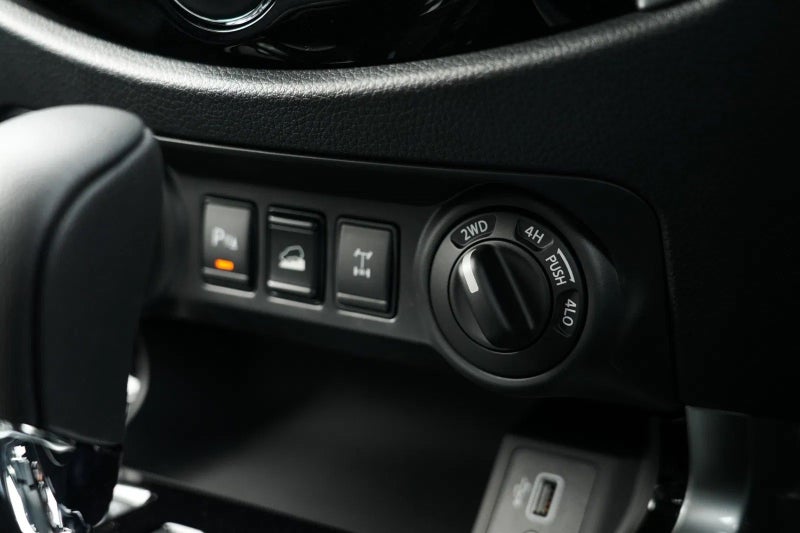 2025 Nissan Navara ST-X 4x4 auto image 4