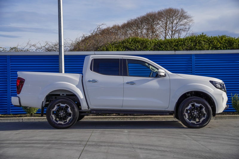 2025 Nissan Navara ST-X 4x4 auto image 3