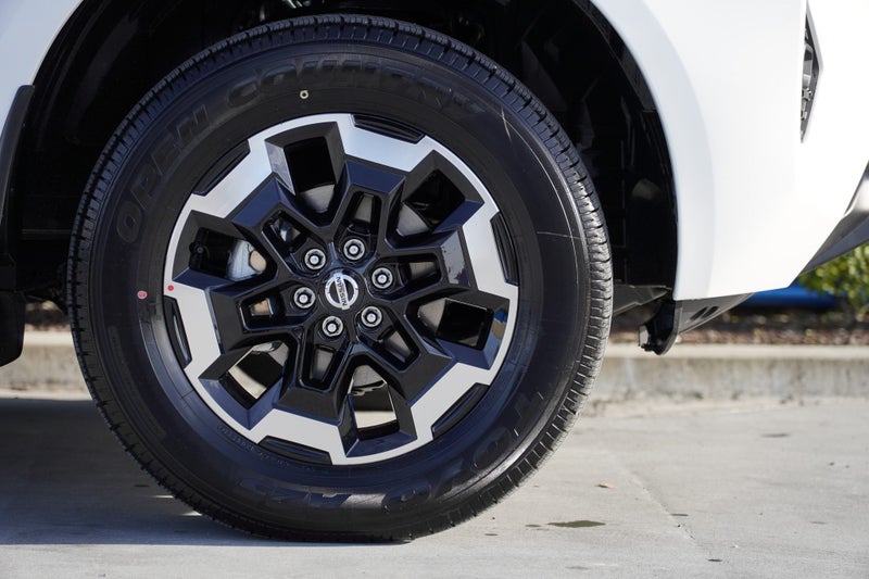 2025 Nissan Navara ST-X 4x4 auto image 4