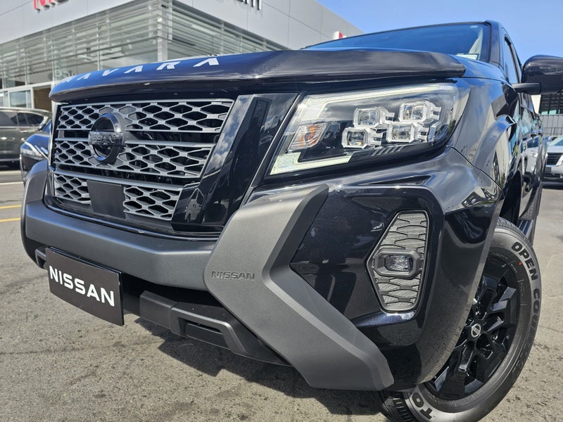 2025 Nissan Navara ST-X BLACK EDITION image 3