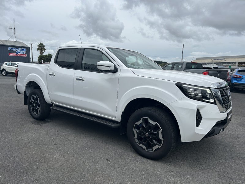 2025 Nissan Navara STX 4WD AUTO image 3