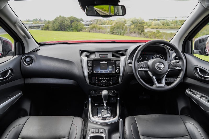 2025 Nissan Navara STX 4WD AUTO image 2