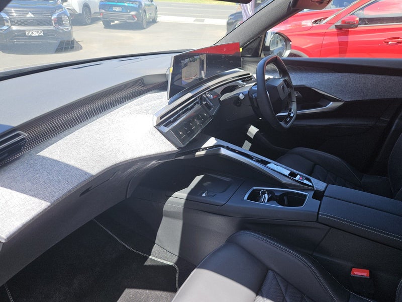 2025 Peugeot 5008 GT Premium image 3