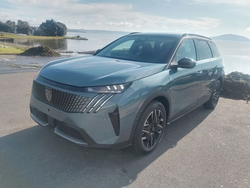 2025 Peugeot 5008 GT Premium HYBRID TURBO image 2