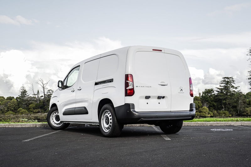 2025 Peugeot Partner LWB Electric 50Kwh image 2