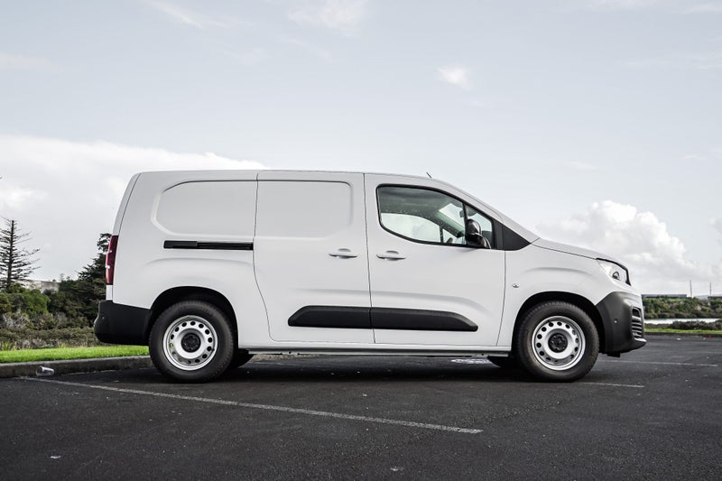 2025 Peugeot Partner LWB Electric 50Kwh image 3