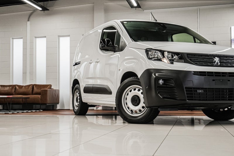 2025 Peugeot Partner SWB Electric 50KWH BRAND N... image 4