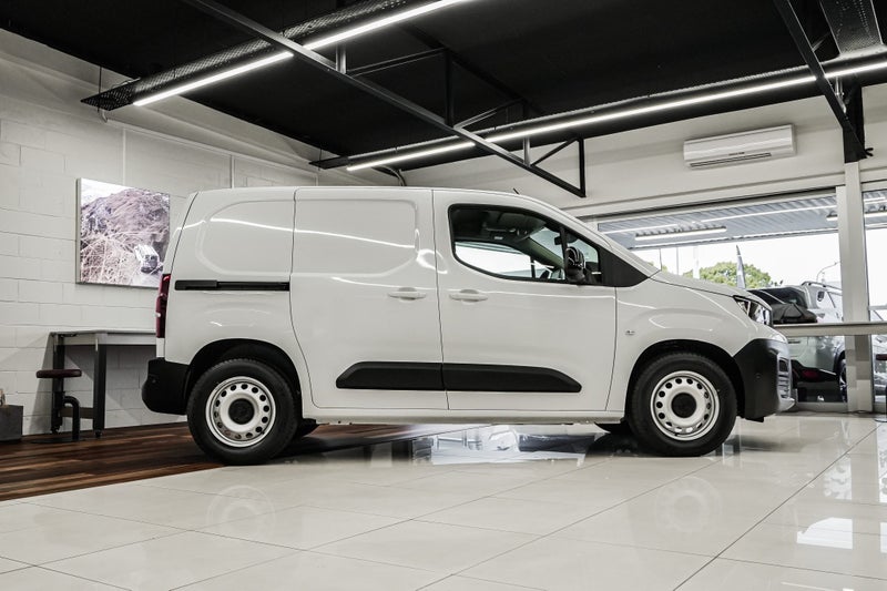 2025 Peugeot Partner SWB Electric 50KWH BRAND N... image 3