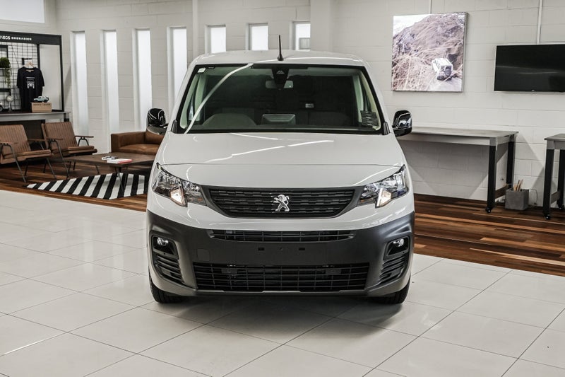 2025 Peugeot Partner SWB Electric 50KWH BRAND N... image 4