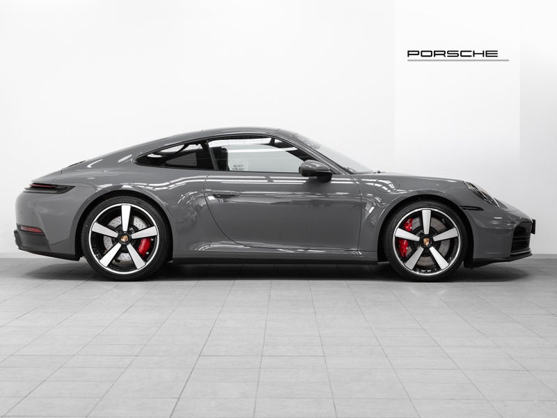 2025 Porsche 911 Carrera S image 3