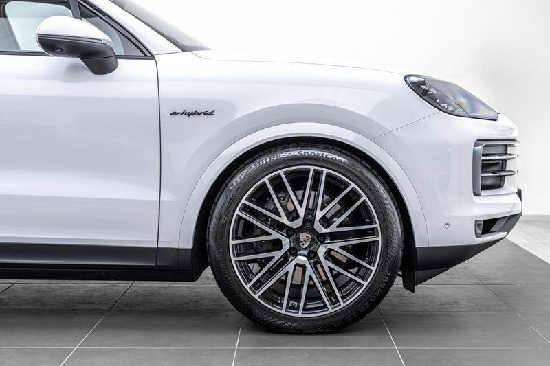 2025 Porsche Cayenne E-HYBRID image 3