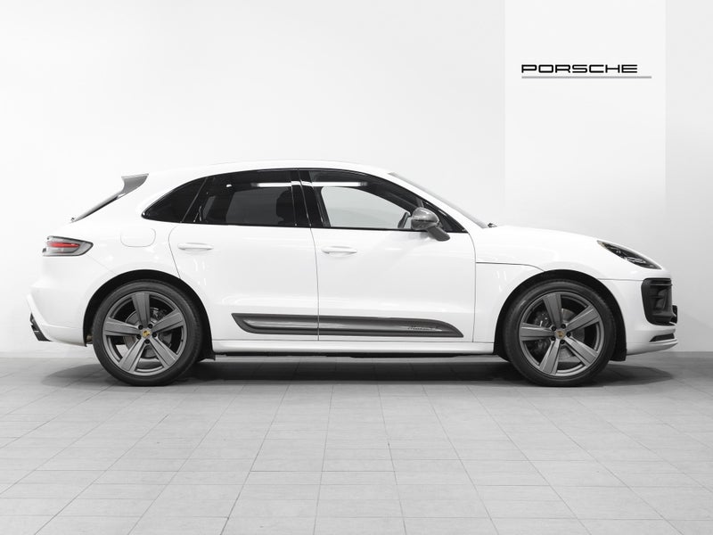 2025 Porsche Macan T 2.0L AWD image 3