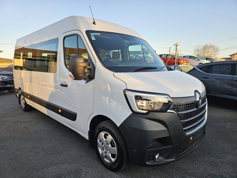 2025 Renault Master Factory Minibus image 2
