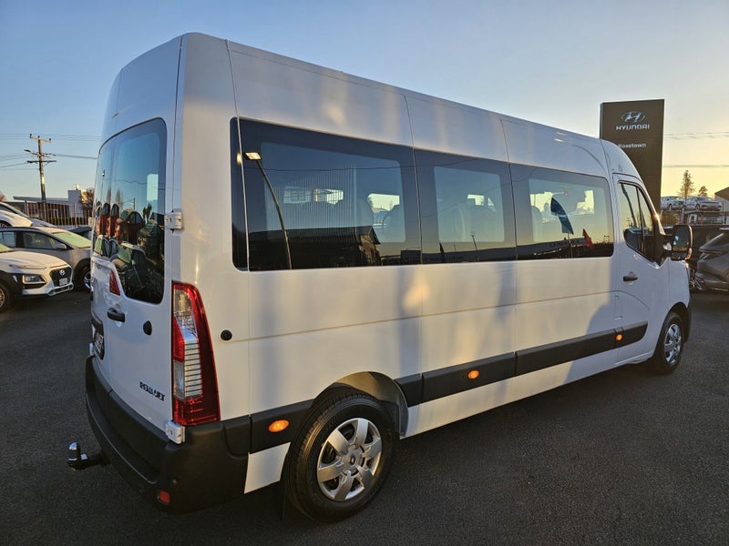 2025 Renault Master Factory Minibus image 3