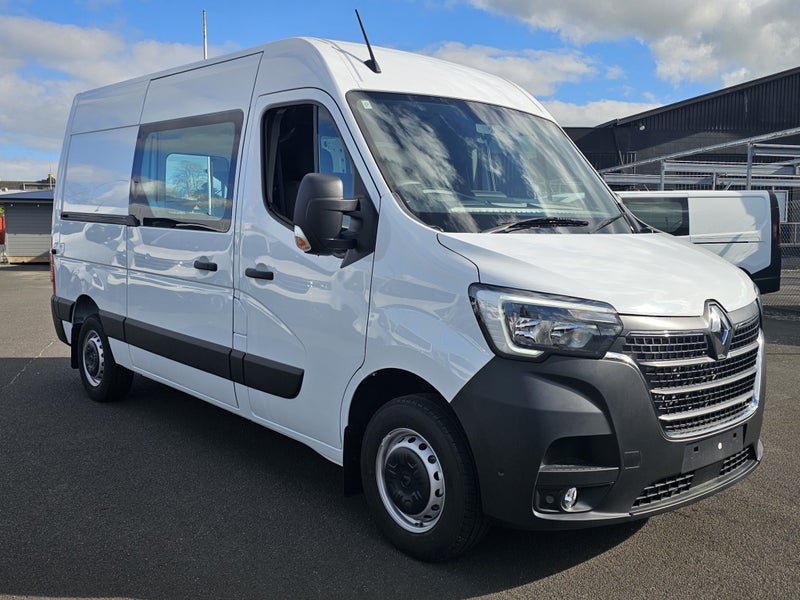 2025 Renault Master MWB L2H2 image 3