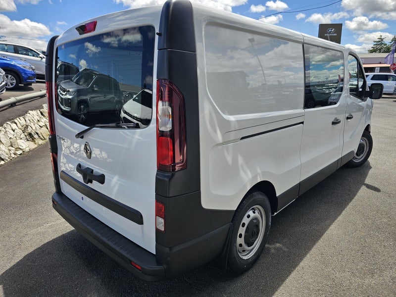 2025 Renault Trafic L2H1 LWB Auto image 3