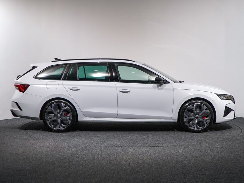 2025 Skoda Octavia RS Wagon 195kW image 4