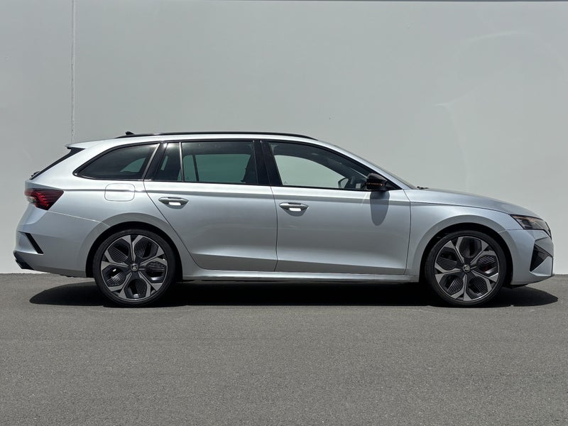 2025 Skoda Octavia Wagon RS TSI 195kW image 2