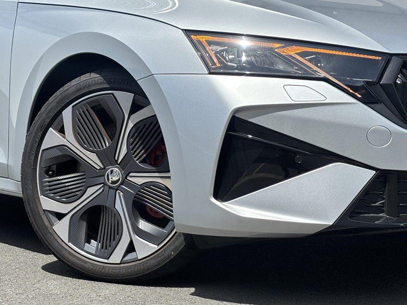 2025 Skoda Octavia Wagon RS TSI 195kW image 4