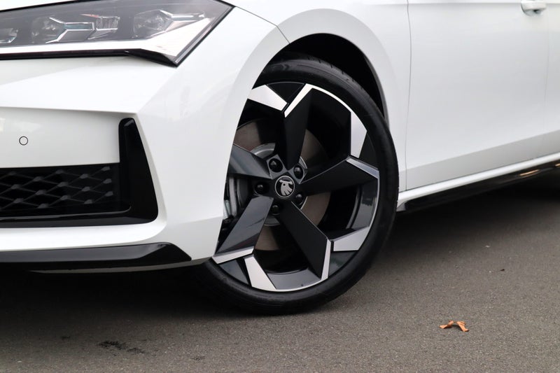 2025 Skoda Superb Sportline 2.0L 195kW 4WD Turb... image 3