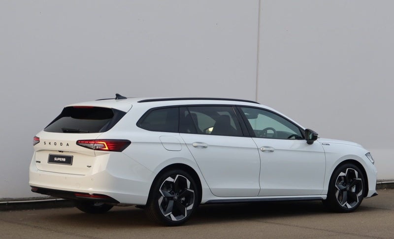 2025 Skoda Superb Sportline TSI 195kW 4x4 image 3