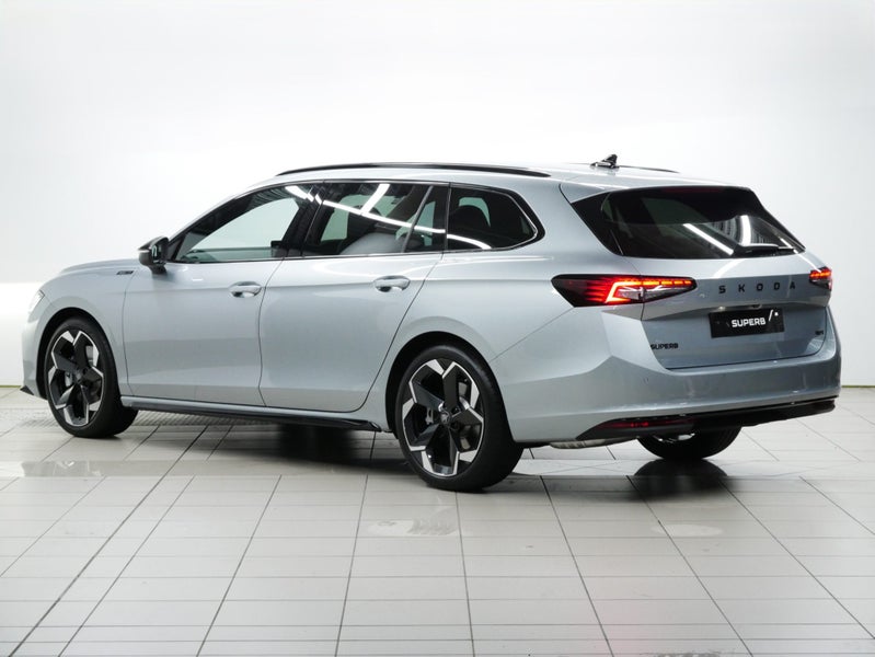 2025 Skoda Superb Wagon Sportline TSI 195 image 3