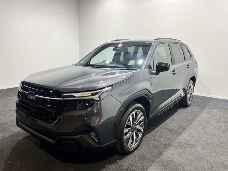 2025 Subaru Forester 2.5 AWD Hybrid Touring image 3