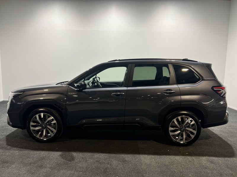 2025 Subaru Forester 2.5 AWD Hybrid Touring image 4