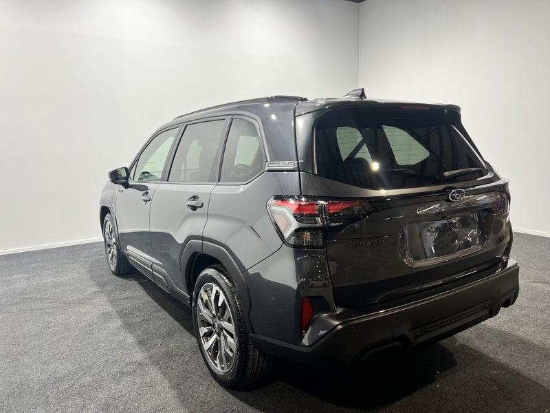 2025 Subaru Forester 2.5 AWD Hybrid Touring image 5