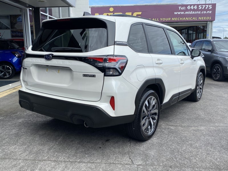 2025 Subaru Forester 2.5 Hybrid Touring Hybrid... image 2