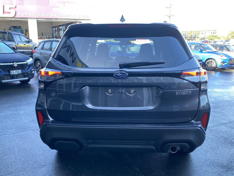 2025 Subaru Forester 2.5 Hybrid Touring Hybrid... image 3