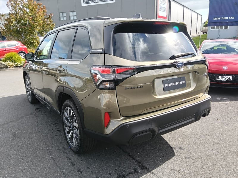 2025 Subaru Forester 2.5 Touring Hybrid AWD CVT image 4