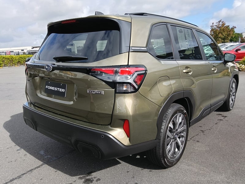 2025 Subaru Forester 2.5 Touring Hybrid AWD CVT image 5