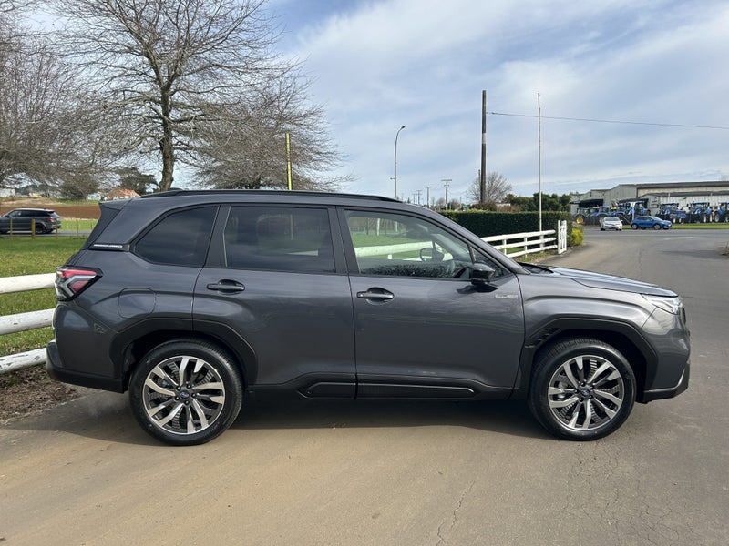 2025 Subaru Forester 2.5 Touring Hybrid AWD CVT image 3