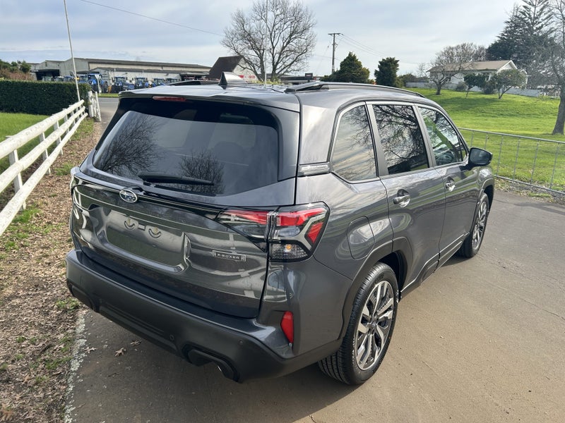 2025 Subaru Forester 2.5 Touring Hybrid AWD CVT image 4
