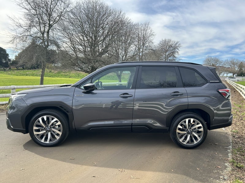 2025 Subaru Forester 2.5 Touring Hybrid AWD CVT image 5