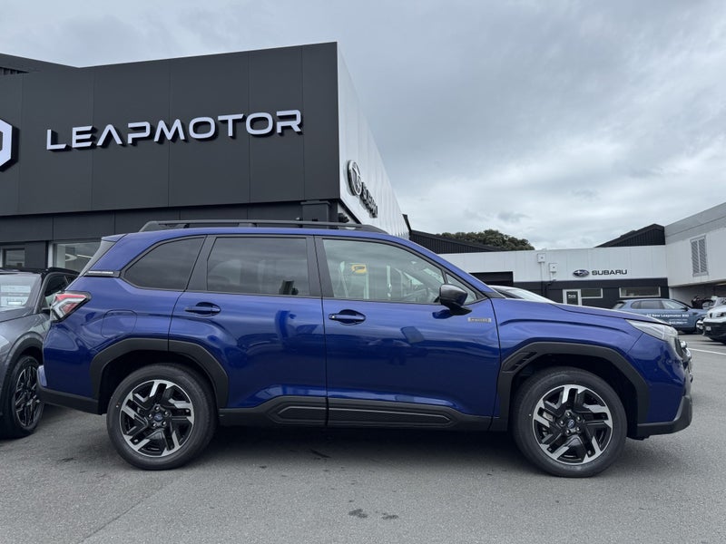 2025 Subaru Forester Base Strong Hybrid 2.5L AWD image 3