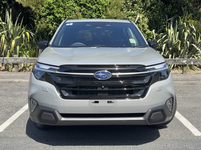 2025 Subaru Forester Hybrid AWD Touring image 3