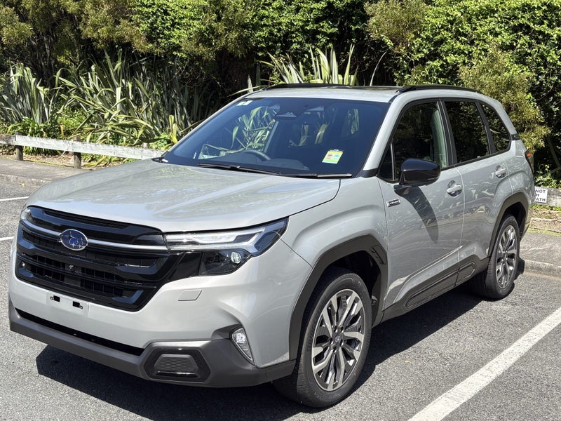 2025 Subaru Forester Hybrid AWD Touring image 4