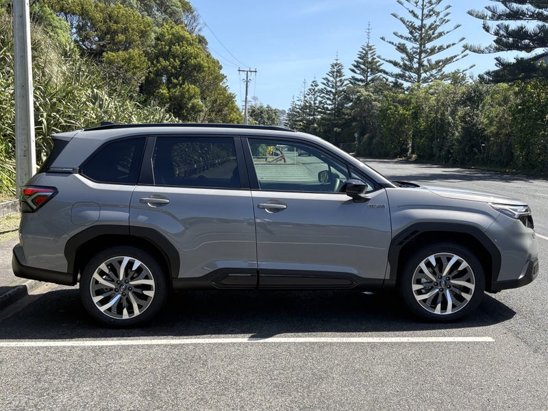 2025 Subaru Forester Hybrid AWD Touring image 5