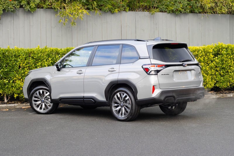 2025 Subaru Forester Hybrid AWD Touring image 3