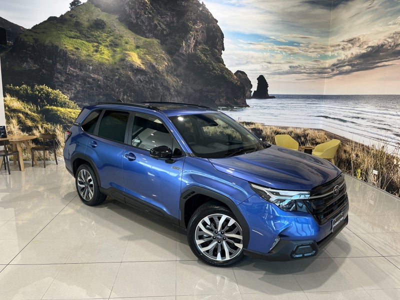 2025 Subaru Forester Hybrid AWD Touring image 2