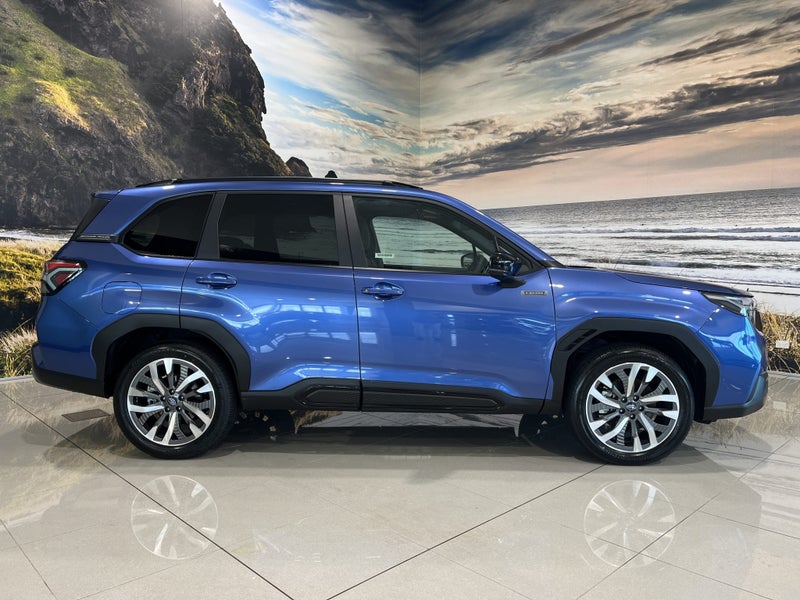 2025 Subaru Forester Hybrid AWD Touring image 3