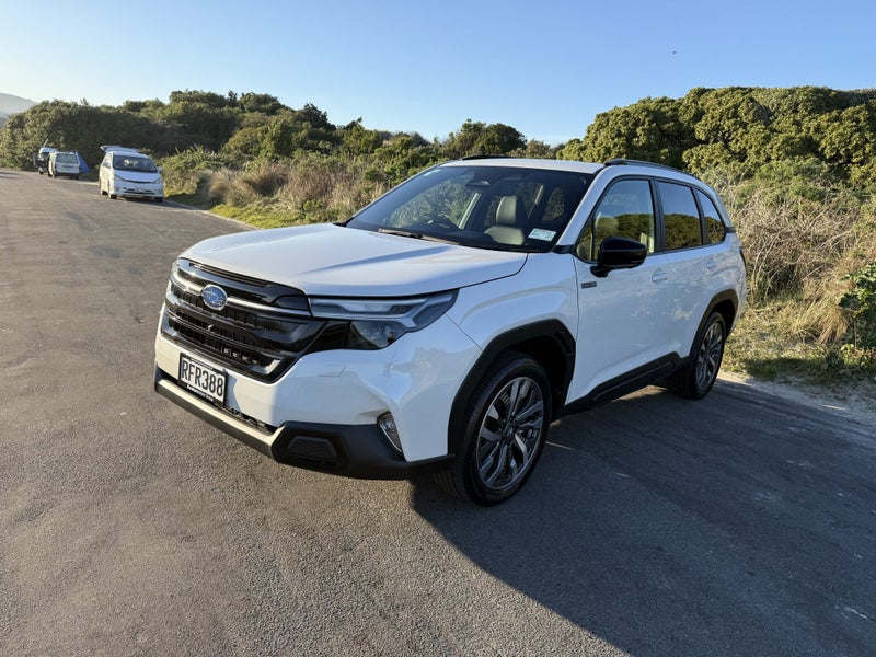 2025 Subaru Forester Hybrid AWD Touring Wagon CVT image 3