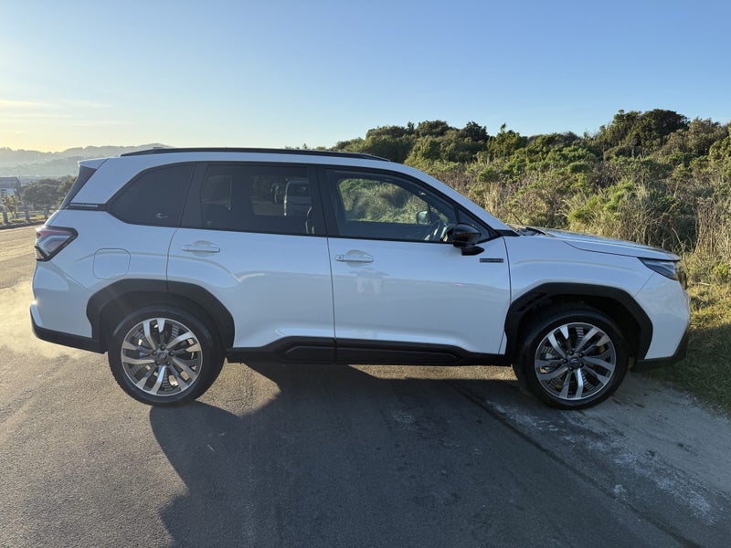 2025 Subaru Forester Hybrid AWD Touring Wagon CVT image 4