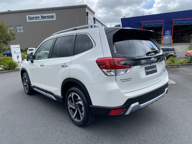 2025 Subaru Forester Premium e-Boxer Hybrid image 4