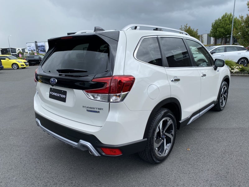 2025 Subaru Forester Premium e-Boxer Hybrid image 5